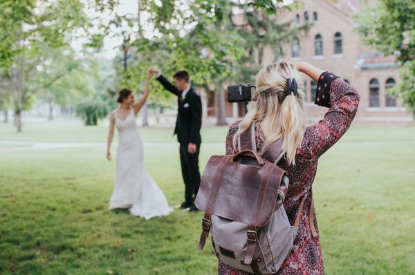 O pereche pozând pentru un fotograf de nuntă | Sursă: Unsplash